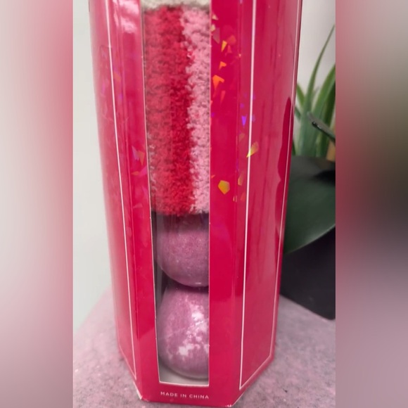 JUICY COUTURE 3 pairs of socks, and 2 bath bombs NIB - Picture 4 of 5